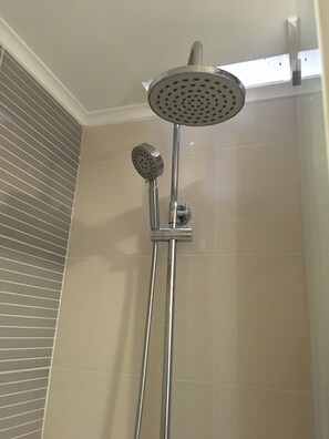 Ducha, secador de pelo, toallas, jabón