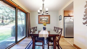 Dining - Modern Hidden Beauty,Quiet Location! Laundry, Gas Grill, Near Walking Trails (Mammoth Lakes)