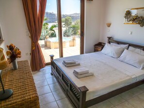 4 bedrooms, in-room safe, iron/ironing board, travel cot - Stunning Luxury 4 bedroom Villa in Lindos with large private pool! (Lindos)