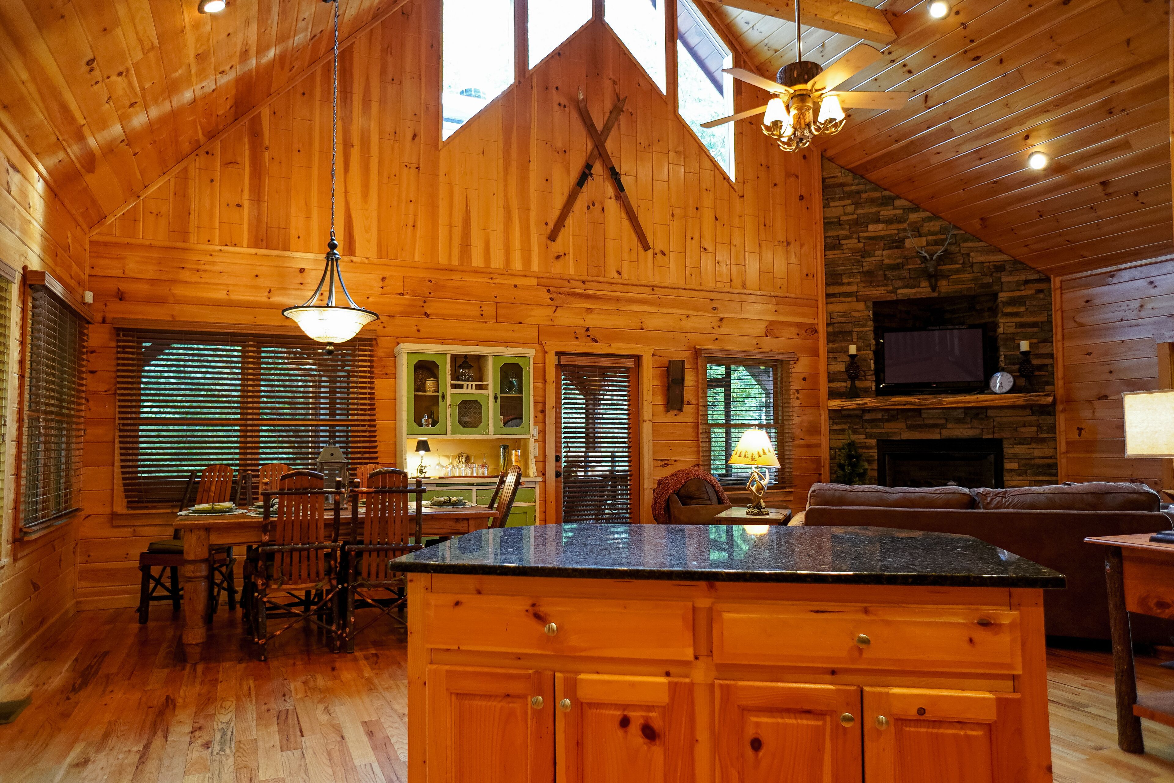 Amazing Panoramic Views, Video Tour, Hot Tub, 10 mins to Blue Ridge!