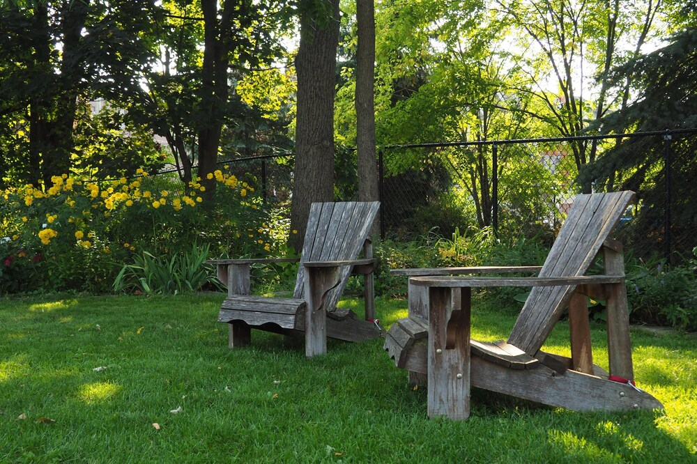 Premium Apartment w/ Kitchen, Garden Views & Off Street Parking!