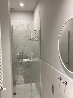Shower, hair dryer, towels, soap - Everyone has their vacation!!  (Menton)