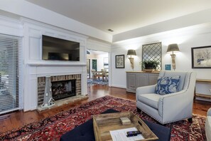 Smart TV, fireplace - 12 Dewberry: Elegant Greenwood Forest Home, Sleeps 8,Free Bikes, Pool, Tennis (Hilton Head Island)