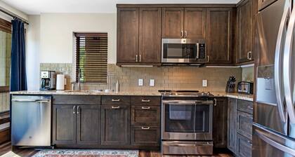 Rooftop Hot Tub + Free Parking @ Renovated Condo in the Heart of Lionshead