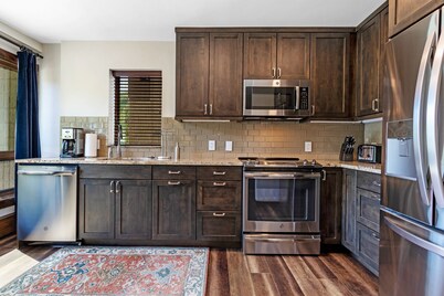 Heart of Lionshead + Free Parking - Rooftop Hot Tub - Renovated Condo