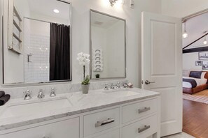 Bathtub, hair dryer, towels, soap - 4BR Restored Condo | Downtown Savannah Nightlife (Savannah)