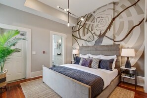 3 makuuhuonetta, työpöytä, silitysrauta/-lauta, vauvan matkasänky