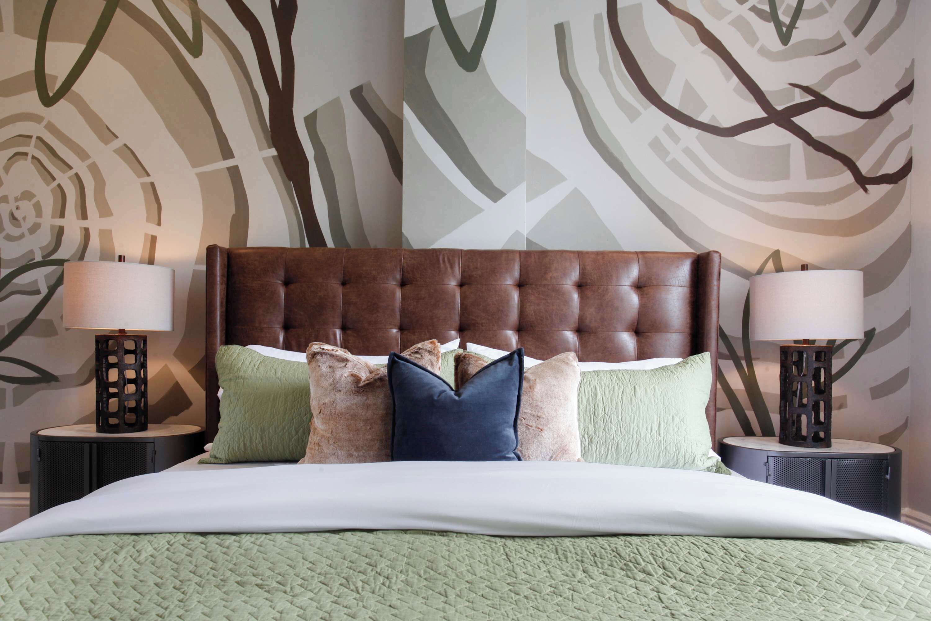 3 bedrooms, desk, iron/ironing board, travel cot