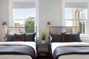 3 dormitorios, escritorio, tabla de planchar con plancha y cuna de viaje