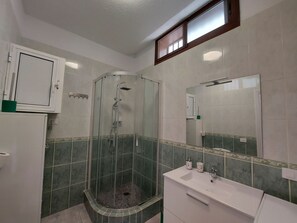Dusche, Haartrockner, Handtücher