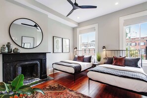 3 dormitorios, tabla de planchar con plancha, cuna de viaje