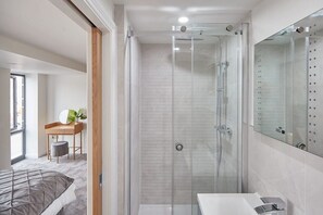 Baignoire, sèche-cheveux, serviettes fournies, savon