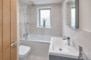 Baignoire, séchoir à cheveux, serviettes fournies, savon
