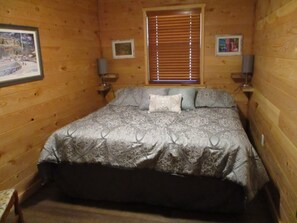 1 bedroom, iron/ironing board, free WiFi, bed sheets - A cozy new cabin in rural setting with a hot tub on porch. Beautiful rural view. (Albany)