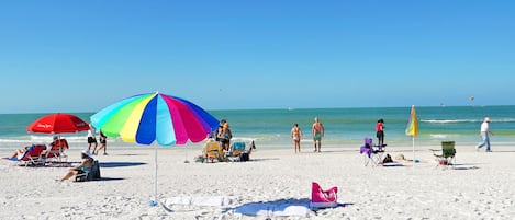 Vlak bij het strand, ligstoelen aan het strand, strandlakens