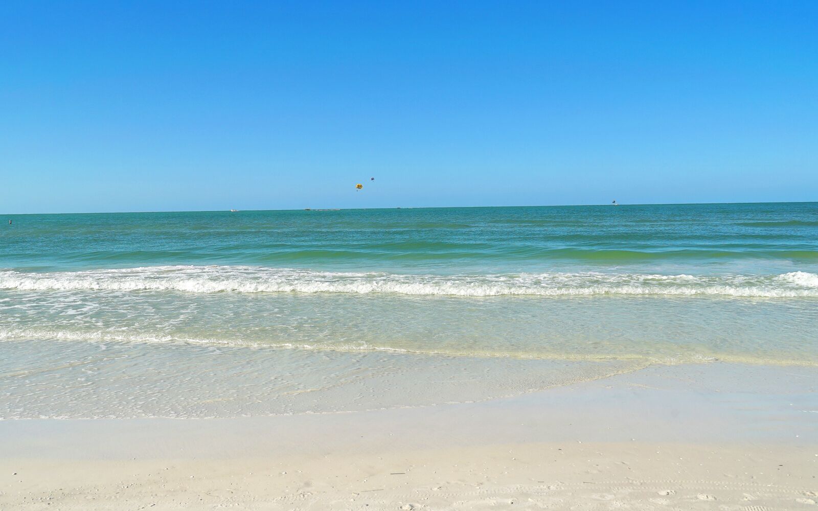 Beach nearby, sun-loungers, beach towels