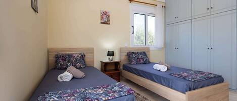 2 dormitoris, un bressol de viatge, wifi i roba de llit