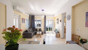 Amplia sala de estar con sofá, mesa de centro y vistas al exterior.
