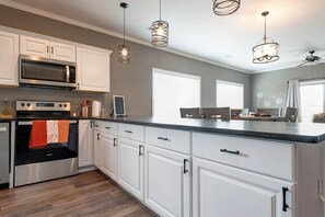 Fridge, microwave, oven, stovetop - 51-05 Lake view unit Close to SDC Indoor/Outdoor pools (Branson)