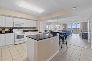 Condo, 3 chambres | Cuisine privée | Réfrigérateur, four à micro-ondes, un four, lave-vaisselle