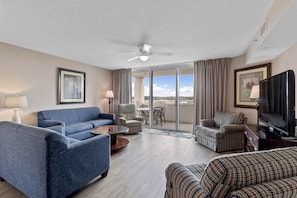 Condo, 3 chambres | Aire de séjour | Téléviseur