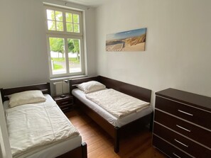 2 Schlafzimmer, Reisekinderbett, kostenloses WLAN, Bettwäsche