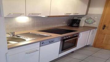 KylskÄp, mikrovÄgsugn, spishÀll och diskmaskin