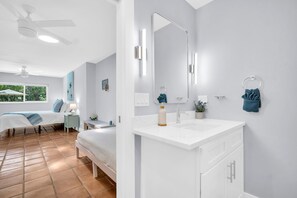 3 bedrooms, desk, iron/ironing board, travel cot - ★ Beach Escape • Heated Pool • Golf Cart • Pets OK (Indian Rocks Beach)