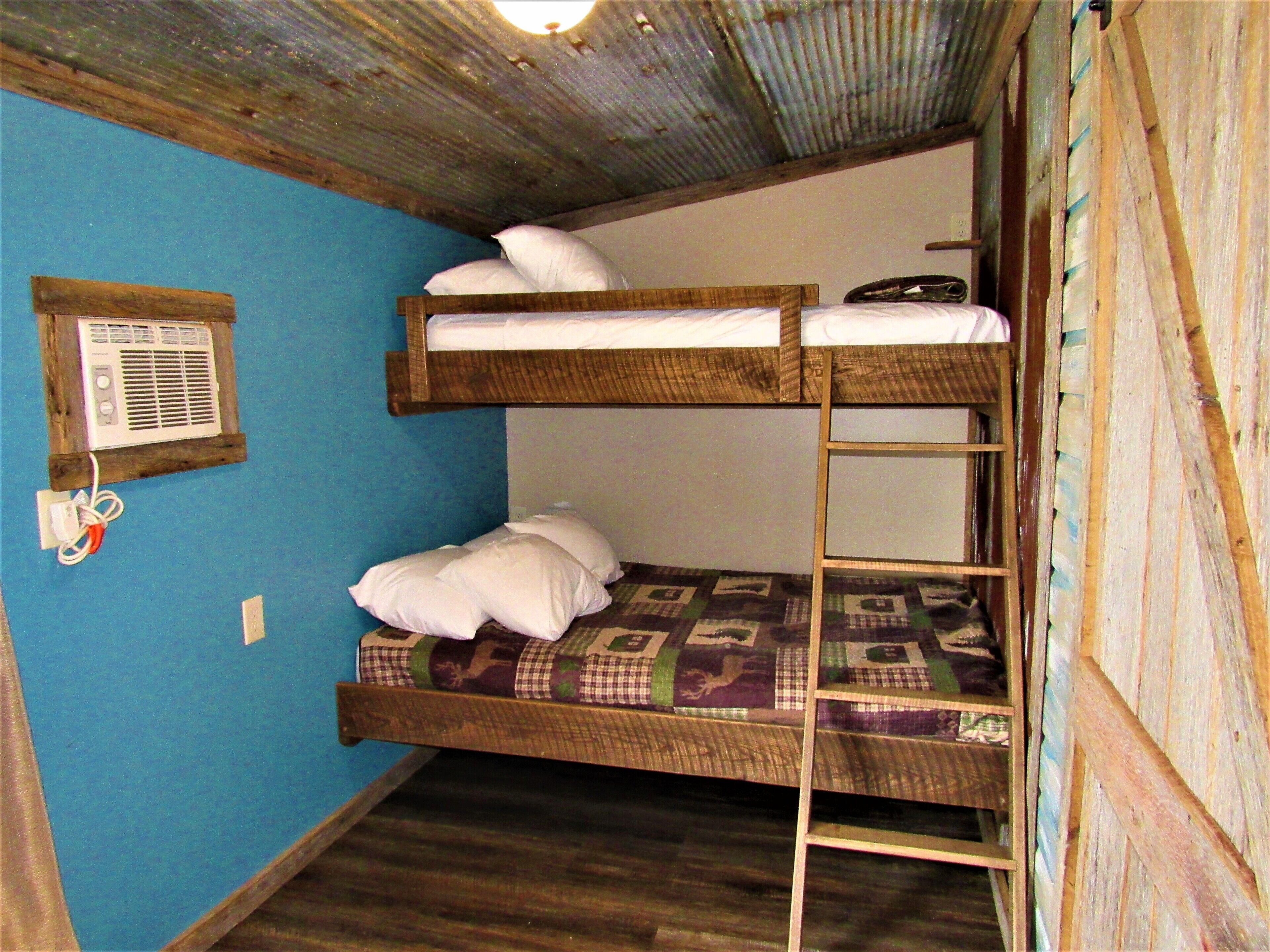 Cabin 3 at Kentucky Lake's  Lynnhurst Family Resort