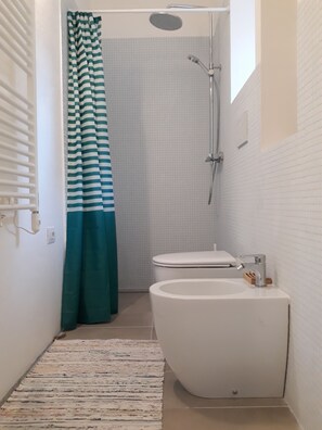 Appartement Confort | Salle de bain | Douche, douche à « effet pluie »