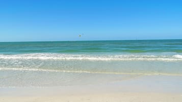 In Strandnähe, Liegestühle, Strandtücher