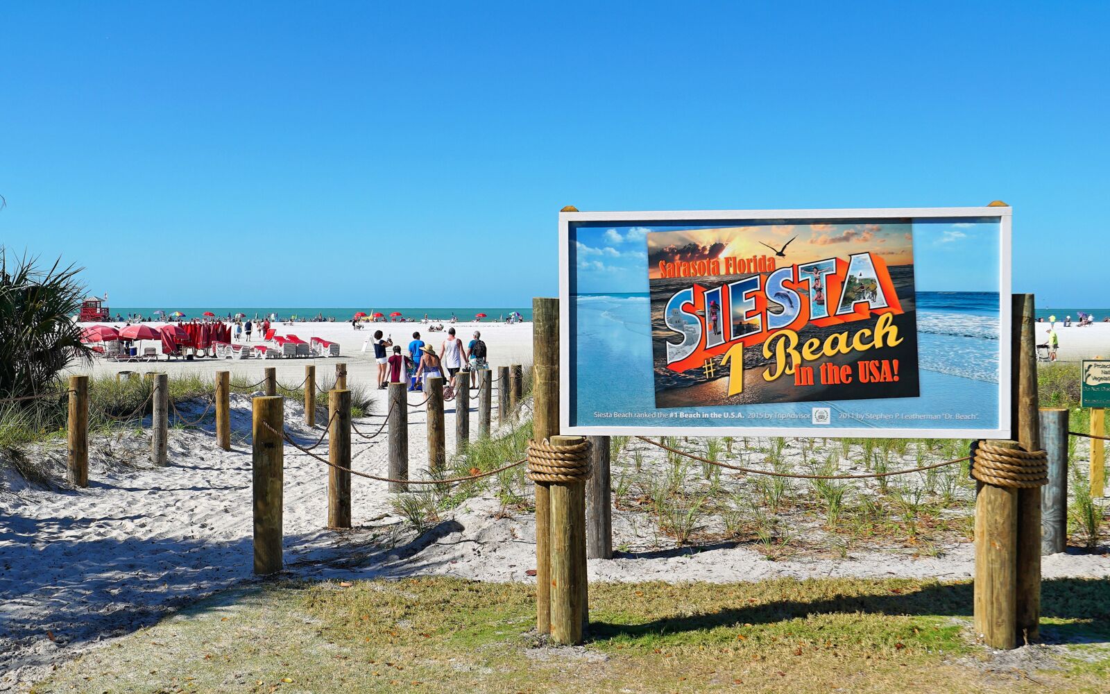 Escena de playa con un letrero que anuncia Siesta Beach como la playa número uno de Estados Unidos.
