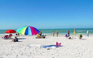 Beach nearby, sun-loungers, beach towels - Siesta Cool : Only Minutes Walk to Siesta Beach! (Siesta Key)