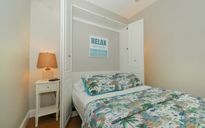 1 bedroom, iron/ironing board, travel cot, free WiFi - Siesta Cool : Only Minutes Walk to Siesta Beach! (Siesta Key)