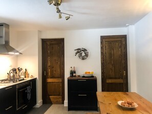 Appartement Confort | Cuisine privée | Grand réfrigérateur, micro-ondes, plaque de cuisson
