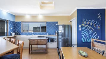 Refrigerador, microondas, horno y lavavajillas