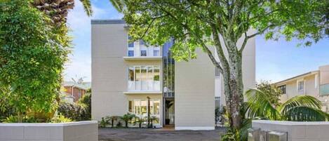 المنشأة من الخارج