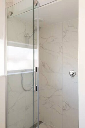 Dusche, Seife, Shampoo, Toilettenpapier