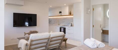 1 makuuhuone, työpöytä, silitysrauta/-lauta, vauvan matkasänky