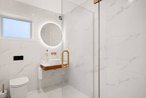 Toilet paper - Luxury Apart, Garden Views, Full Laundry, Kitchen (Auckland)