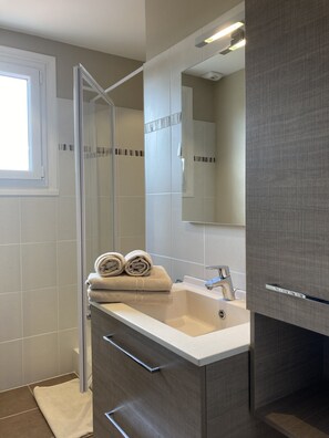 Douche, sèche-cheveux, papier toilette
