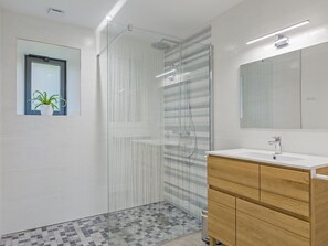 Douche, séchoir à cheveux, serviettes fournies, savon