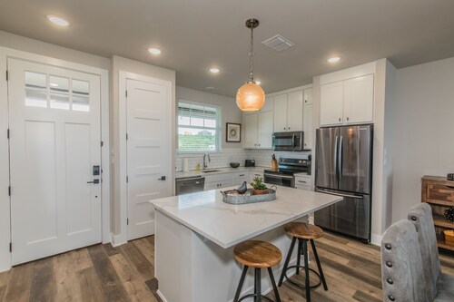 Lake front Condo 2BD/2BA w/ pool, hot tub, fire pit, gas grills, gym, & laundry.