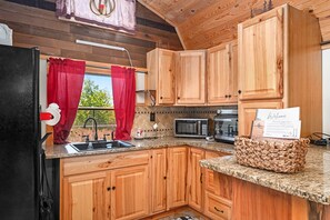 Fridge, microwave, coffee/tea maker, toaster - Mountain View Tiny House in Golf Capital of TN (Crossville)