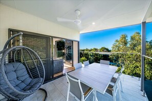 Outdoor dining - 3 Bedroom Holiday Home, Valley Views in the heart of Airlie Beach (Airlie Beach)