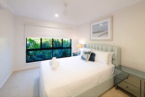 3 bedrooms, iron/ironing board, WiFi, bed sheets - 3 Bedroom Holiday Home, Valley Views in the heart of Airlie Beach (Airlie Beach)