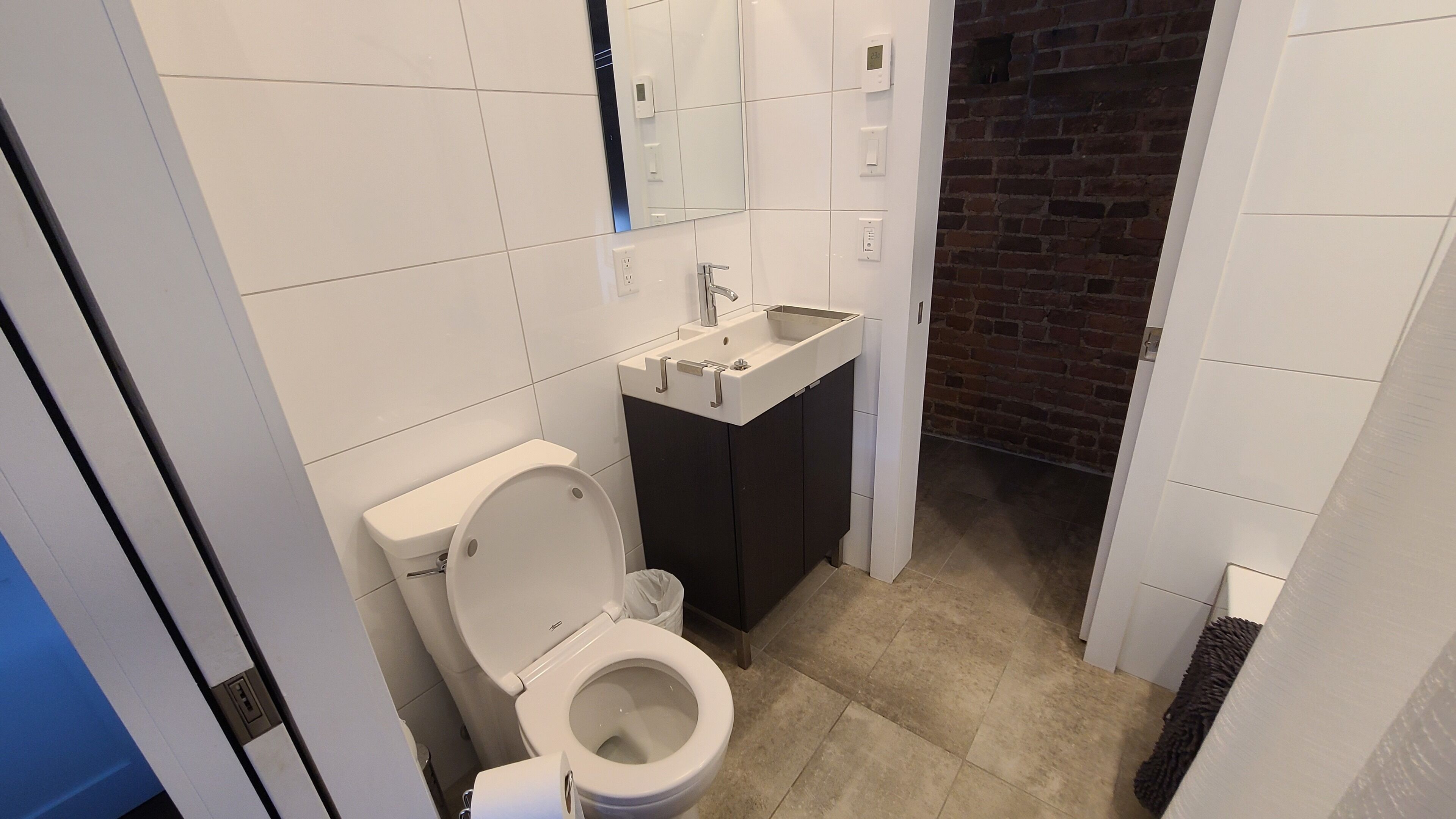 Kombinert dusj/badekar, hårføner, håndklær og såpe