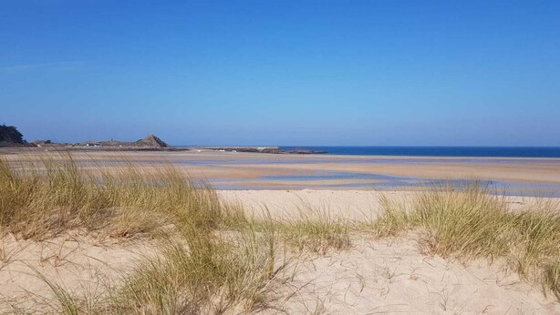 A beach with sand dunes and a clear blue sky. - Appartement T3 Avec Terrasse et Accès Direct à la Plage (Fréhel)