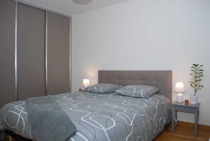 2 slaapkamers, een strijkplank/strijkijzer, reisbedje, internet