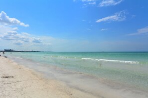 Ein Strand mit klarem türkisblauem Wasser und einem Sandstrand.